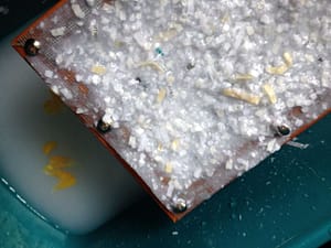 zeef met papierpulp