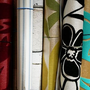 opegrolde stukken behang in diverse kleuren
