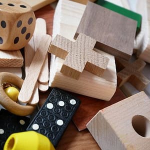 blokken, kralen en andere materialen van hout om meubels mee te maken