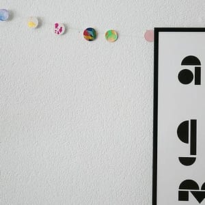 een slinger met kleine rondjes voor aan de muur