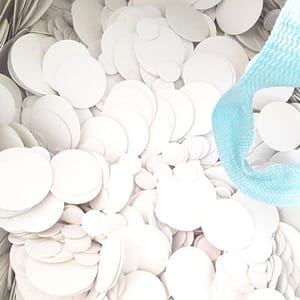 heel veel witte rondjes om een slinger van te maken