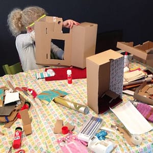 Knutselen tijdens een Droomhuisfeestje