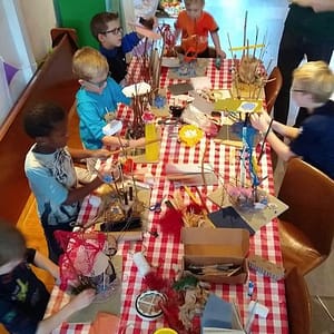 Gezellig boomhutten bouwen tijdens een boomhutfeestje