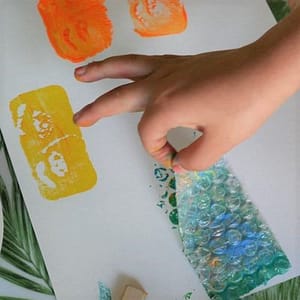 Klooien met verf en stempelmaterialen