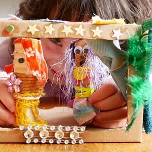 spelen met zelfgemaakte poppetjes in de poppenkast