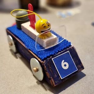 Raceauto geknusteld door een jongen van 5