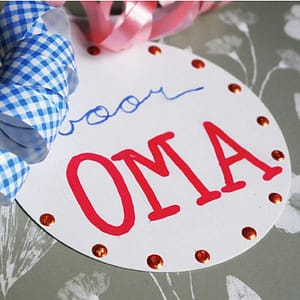 cadeaulabel 'voor oma' gemaakt met een Pakje Kerstbal