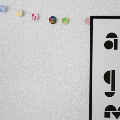 een slinger met kleine rondjes voor aan de muur