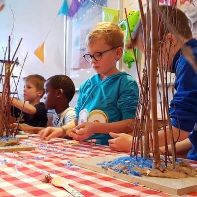 boomhutten bouwen tijdens een boomhutkinderfeestje