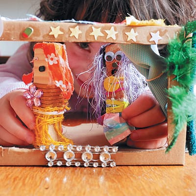 Nina met een door haar geknutseld Poppenkastje