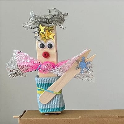 Poppetje geknutseld met materialen uit Pakje Poppenkast