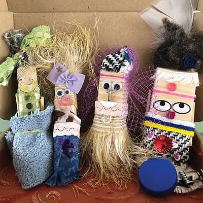 4 poppetjes geknutseld met materialen uit Pakje Poppenkast.