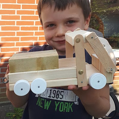 Daan met een door hem getimmerde auto