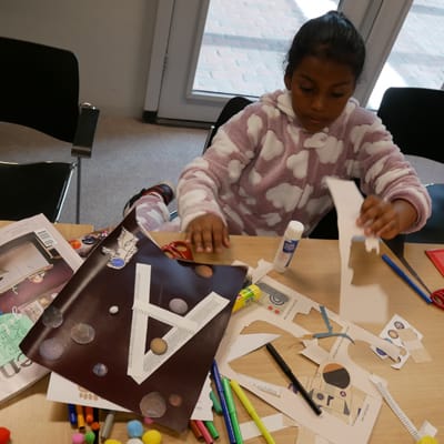 tijdens de kinderboekenweek mochten kinderen hun eigen boekenvlag knutselen in de bibliotheek. Dit meisje koos voor een ruimtethema.