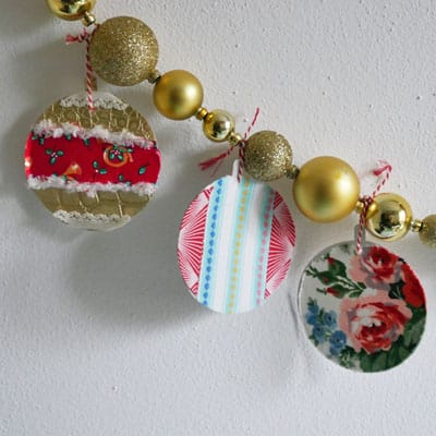 een slinger met kerstballen eraan gehangen