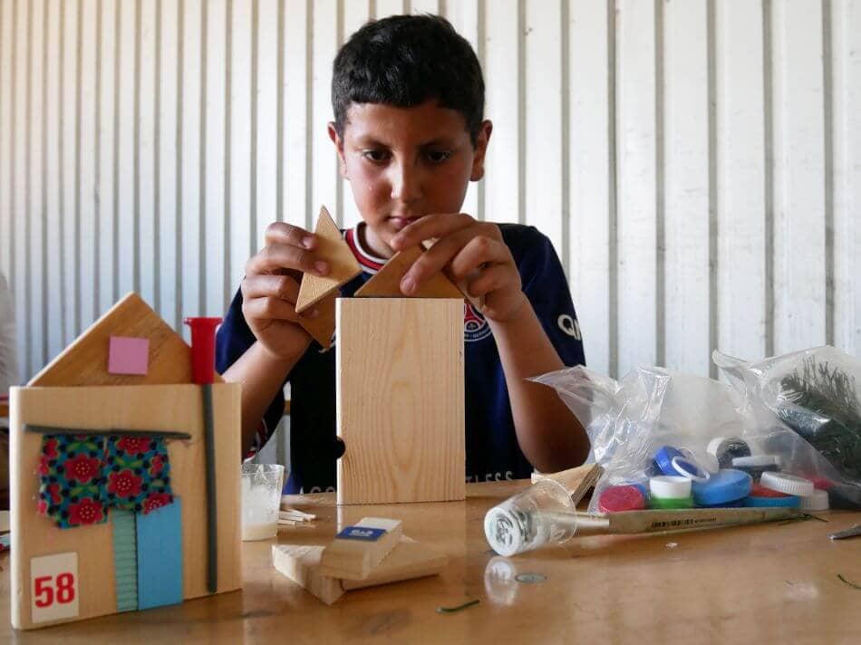 Bij een workshop van Villa Zebra is Neymar Jr druk bezig met hte bouwen van een huis